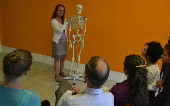 frau erklärt an hand eines skeletts - workshop für alexander-technik-mg