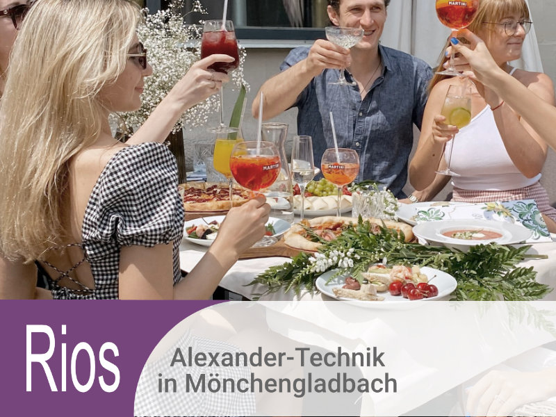 alexander-technik - sommerveranstaltung mit zuprosteten Menschen
